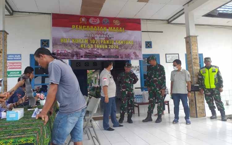Kodim Pangkalan Bun gelar pengobatan massal dalam rangka HUT ke 50 Korem 102 Panju Panjung. (Foto: Kodim Pangkalan Bun)