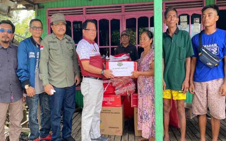 Pemkab Kapuas Salurkan Bantuan untuk Warga Terdampak Kebakaran di Desa Pulau Telo