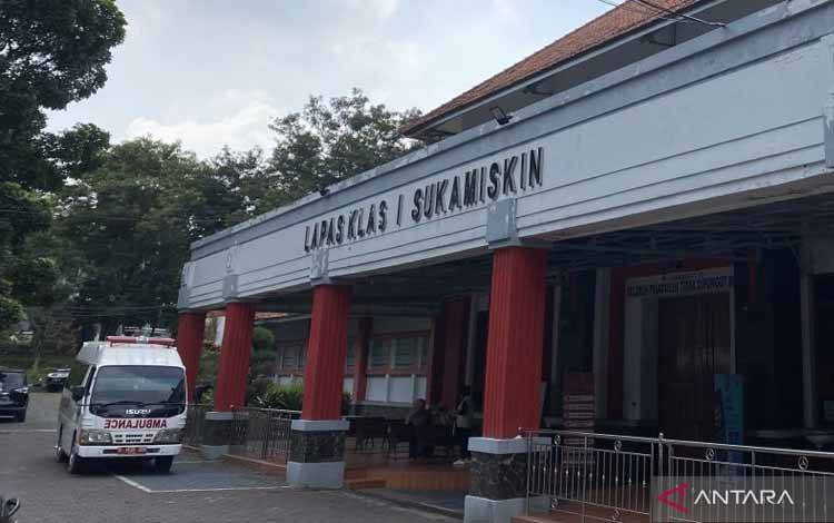 Mantan Menpora Imam Nahrawi Bebas Bersyarat dari Lapas Sukamiskin Bandung