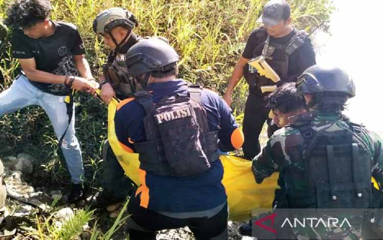 Ilustrasi - Personel TNI-Polri sedang mengevakuasi anggota KKB yang tewas dalam kontak tembak di kali Brasa, Dekai, Kabupaten Yahukimo, Papua Pegunungan, Kamis (22/2/2024). ANTARA/HO-Humas Satgas Damai Cartenz/aa. (Handout Humas Satgas Damai Cartenz)