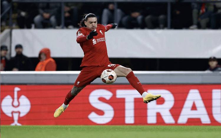 Foto arsip - Striker Liverpool Darwin Nunez mengontrol bola dalam pertandingan Liga Europa melawan Union Saint Gilloise di Lotto Park, Brussels, Belgia, pada 14 Desember 2023. (AFP/KENZO TRIBOUILLARD)