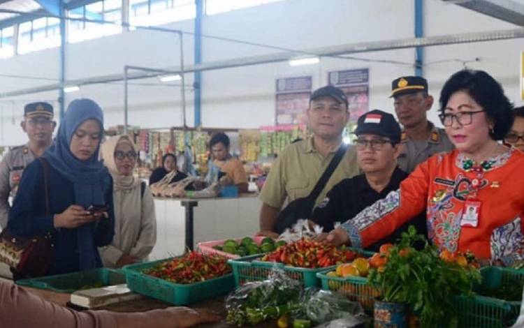 Pj Bupati Lamandau Pantau Harga Kebutuhan Pokok ?