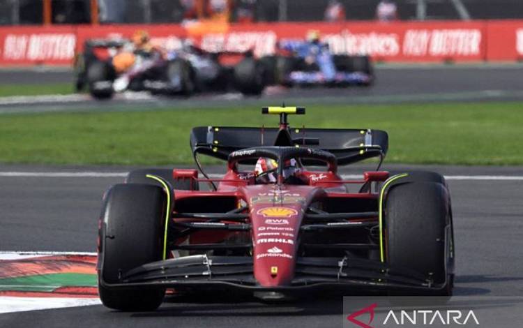 Arsip Foto - Pembalap Ferrari asal Spanyol Carlos Sainz Jr saat beraksi di Grand Prix F1 Meksiko di Hermanos Rodriguez racetrack, Minggu (30/10/2022). ANTARA/AFP/Rodrigo Arangua/am.