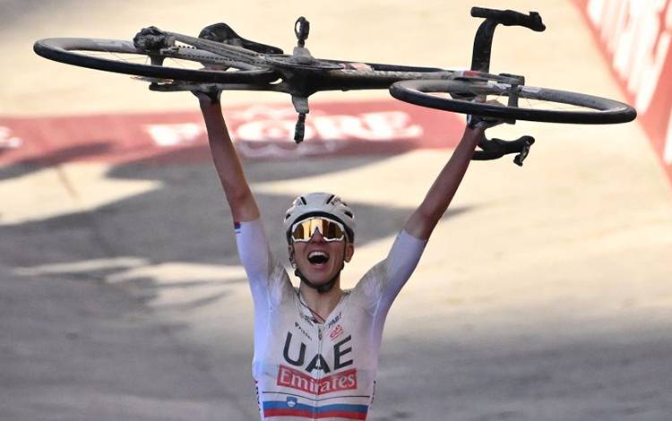 Pembalap Tim UAE asal Slovenia, Tadej Pogacar, merayakan kemenangannya di Strade Bianche 2024 di Siena, Italia, pada 2 Maret 2024.(ANTARA/AFP/MARCO BERTORELLO)