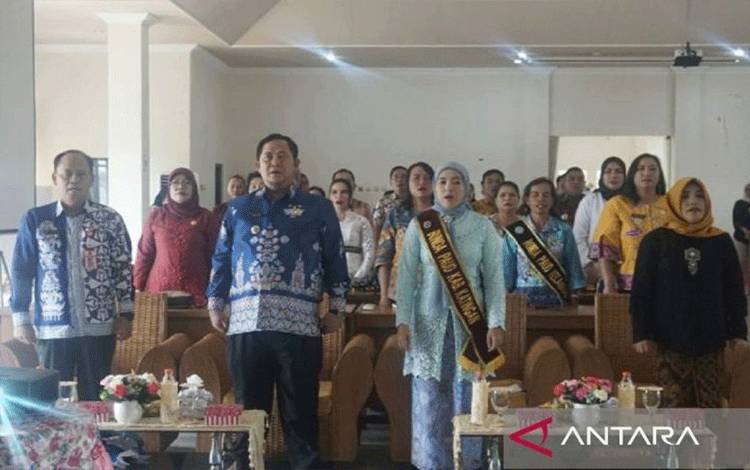 Pj Bupati Katingan Saiful (dua kiri) menghadiri pengukuhan pengurus Bunda PAUD di Kasongan. (ANTARA/Naslee)