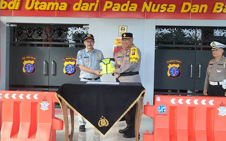 Polda Kalteng Terima Bantuan Perlengkapan Lalu Lintas dari PT Jasa Raharja