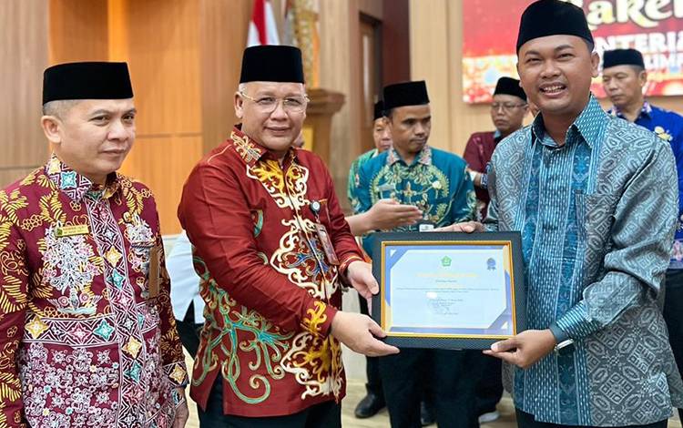 Kemenag Kalteng Beri Penghargaan bagi Penyelenggara Perjalanan Ibadah Umrah ?