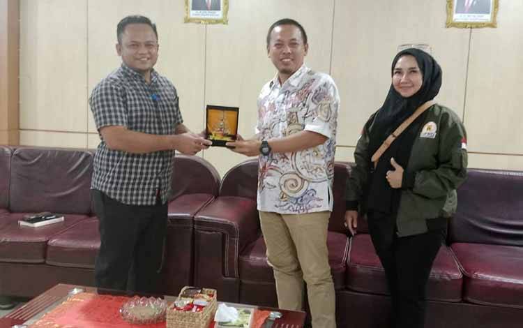 Ketua DPRD Barito Timur Nursulistio (kiri). (FOTO: BOLE MALO)