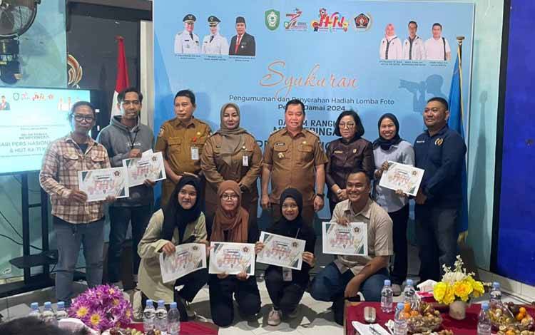 Juara lomba fotografi PWI Kotawaringin Timur berfoto dengan Bupati Halikinnor beserta jajarannya
