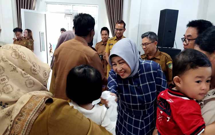Ketua DPRD Barito Utara, Mery Rukaini didampingi Asisten Sekda Eveready Noor dan mewakili unsur FKPD memberikan tetesan vitamin A kepada salah satu balita, pada kegiatan Musrenbang RKPD di aula Kecamatan Teweh Tengah, Senin 4 Maret 2024. (foto: Dhani)