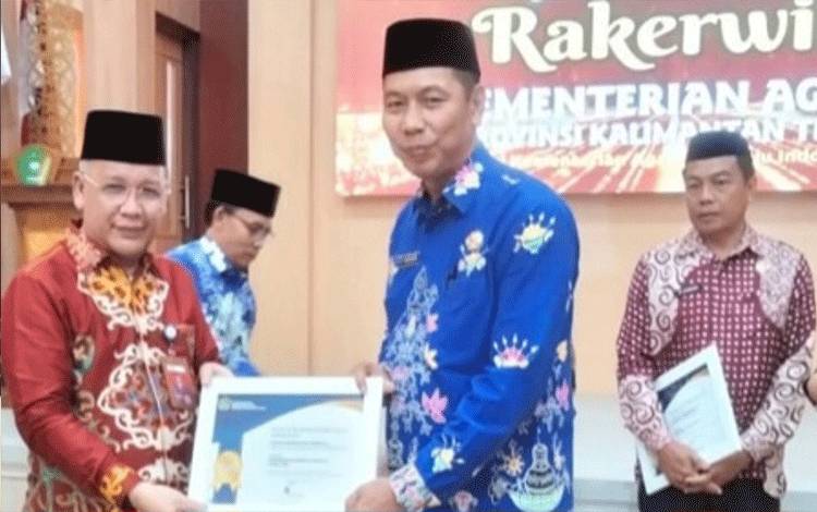 Kemenag Kapuas Terima Tiga Penghargaan dari Kanwil Kemenag Kalteng