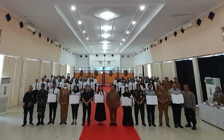 Pj Bupati Sukamara Lantik 2 CPNS dan Serahkan SK 98 PPPL