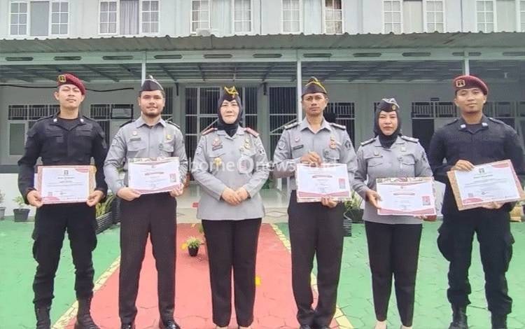Lima Pegawai Lapas Perempuan Palangka Raya Terima Penghargaan