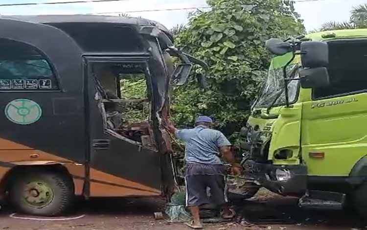 Truk CPO dan Bus Sekolah terlibat adu banteng di Jalan Trans Kalimantan, Nanga Bulik. (FOTO : HENDI NURFALAH)