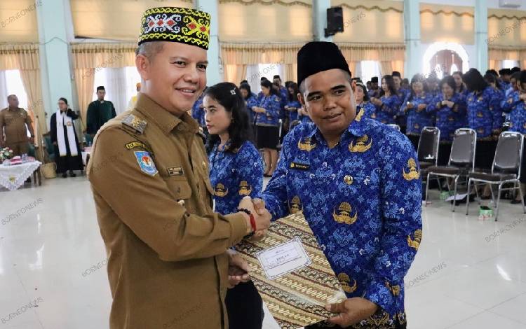 Bupati Gunung Mas Minta PPPK yang Baru Terima SK Bekerja Sesuai Sumpah Janji
