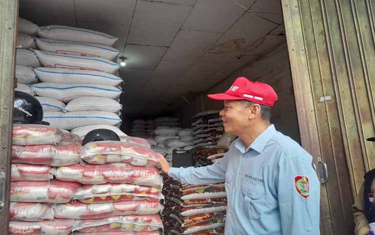 Staf Ahli gubernur Kalteng Bidang Ekonomi, Keuangan, dan Pembangunan, Yuas Elko saat berada di gudang beras serta gula di Pasar Besar Palangka Raya (Foto: MARINI)