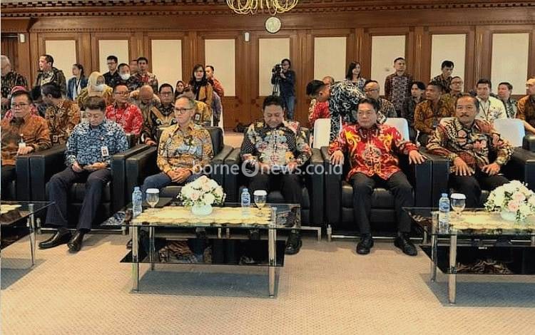 Wakil Gubernur Kalteng, Edy Pratowo (tengah) ketika menghadiri kegiatan penandatanganan NPHD dan BAST barang milik Pemprov Kalteng kepada OJK RI Kalteng. (FOTO: MMC KALTENG)
