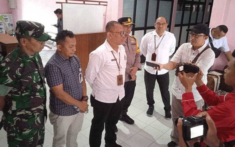 Pj Sekda Seruyan dr Bahrun Abbas saat di wawancara media. (Foto : IST)