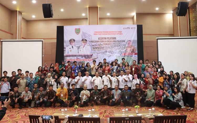Foto bersama saat rangkaian pelatihan di M Bahalap Hotel Palangka Raya, Rabu, 6 Februari 2024. (FOTO:ASEP)