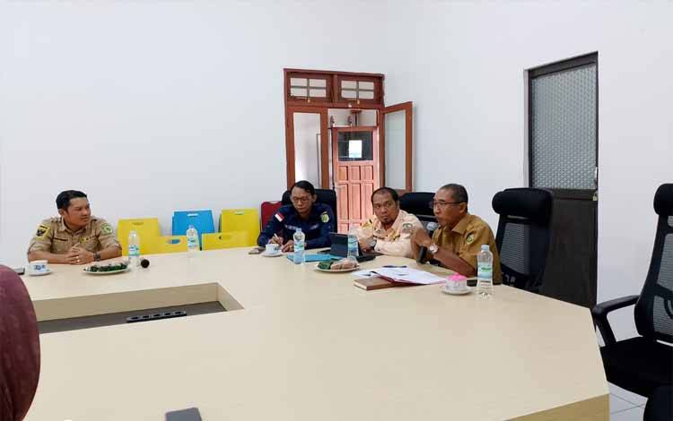 Kepala DPKUKMP Palangka Raya Samsul Rizal saat memimpin rapat pemantapan pasar Ramadan (Foto : PATHUR)