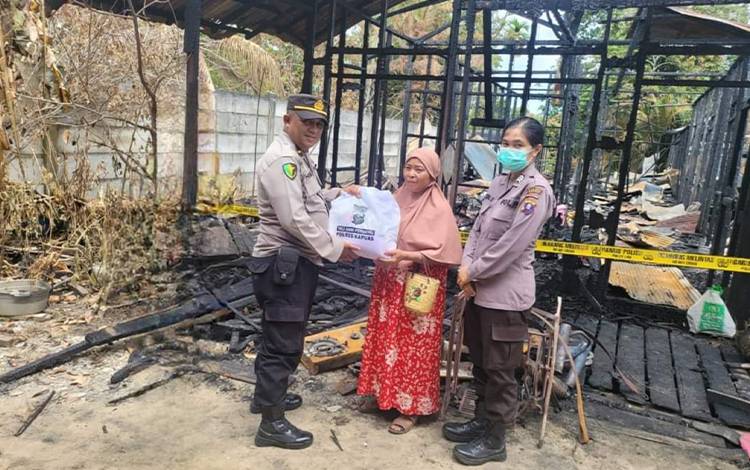 Peduli Korban Kebakaran, Sidokkes Polres Kapuas Salurkan Bansos