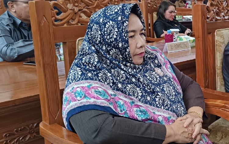 Anggota DPRD Gunung Mas Siti Hilmiah saat mengikuti rapat paripurna. (FOTO: RISKA YULYANA)?