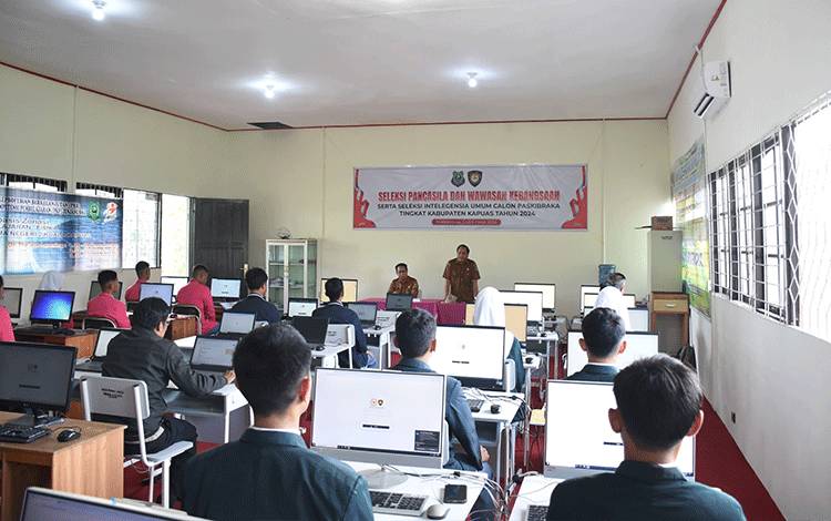 Calon Paskibraka Kabupaten Kapuas saat jalani tes TIU dan TWK, bertempat di SMAN 2 Kuala Kapuas. (FOTO: IST)