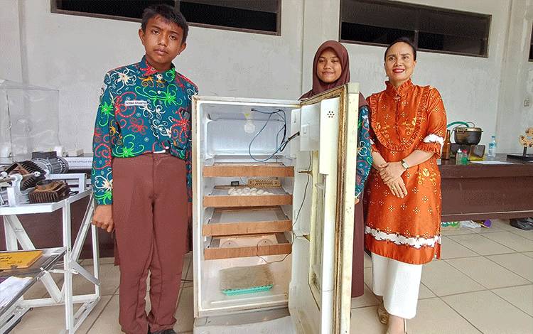SMPN Satu Atap 2 Baamang Kembangkan Mesin Penetas Telur Ayam Semi Digital Manfaatkan Limbah Kulkas