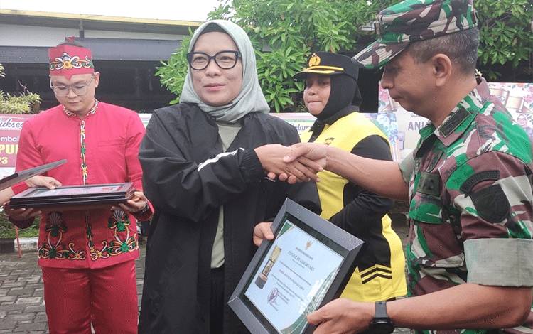 Pj Wali Kota Palangka Raya, Hera Nugrahayu saat memberikan penghargaan dalam rangkaian aksi clean up serentak. (FOTO: HERMAWAN)