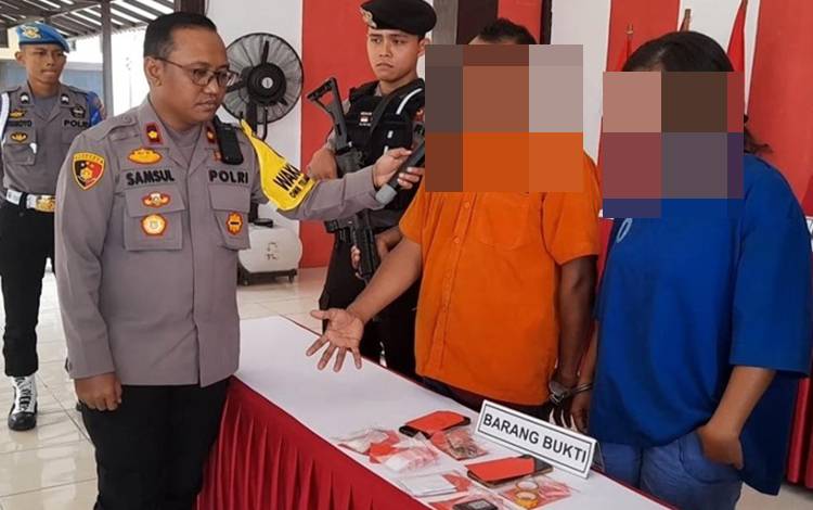 Kepada Wakapolres Lamandau Kompol Samsul Bahri, Tersangka S mengaku baru empat bulan terakhir ini jualan sabu. (FOTO : HENDI NURFALAH)