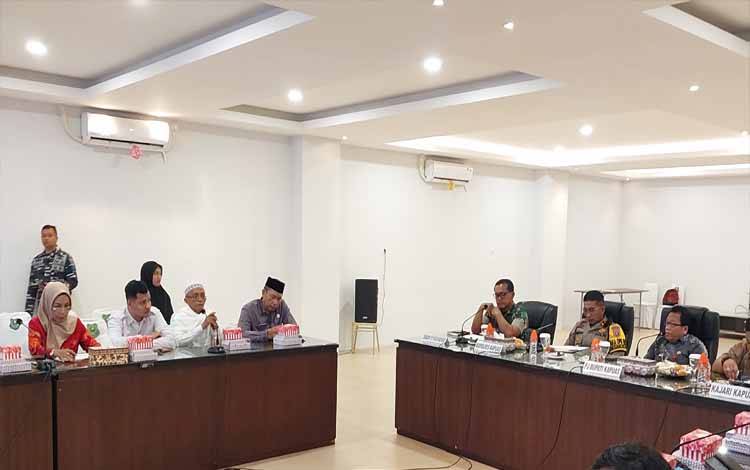 Pj Bupati Kapuas Pimpin Rapat Penanganan Konflik Sosial