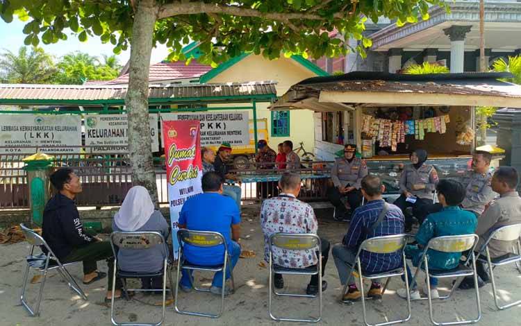 Polsek Pahandut Mengadakan Jumat Curhat untuk Meningkatkan Keamanan Pasca Pemilu