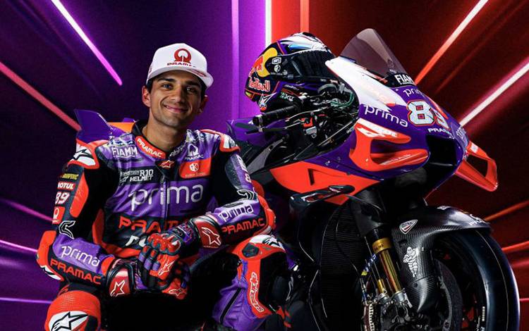 Pembalap Prima Pramac Jorge Martin berpose dengan motor Ducati Desmosedici GP24 yang akan menjadi tunggangannya untuk menghadapi MotoGP musim 2024. (MotoGP, Prima Pramac)