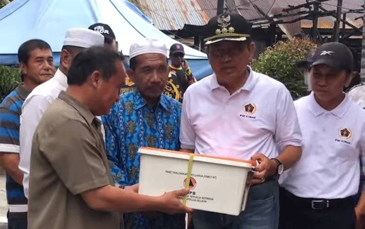 Pj Bupati Kobar Kunjungi dan Berikan Bantuan Kepada Korban Kebakaran