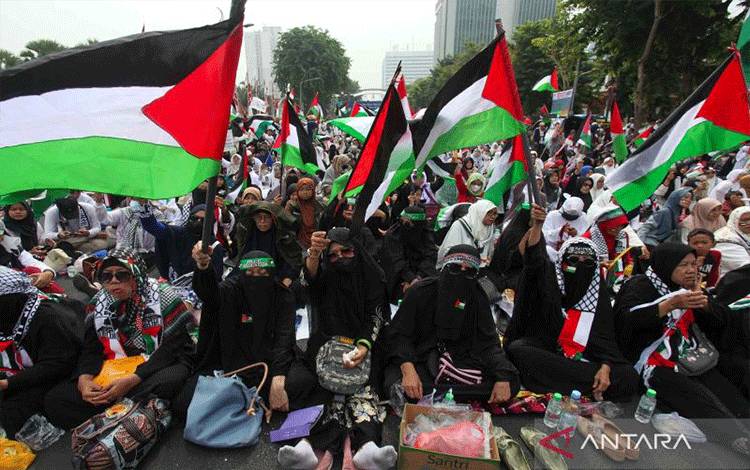 Arsip foto - Warga mengikuti Munajat Kemerdekaan Palestina di Surabaya, Jawa Timur, Minggu (7/1/2024). Kegiatan yang dihadiri ratusan orang yang digelar oleh Aliansi Rakyat Bela Palestina tersebut dilakukan sebagai bentuk solidaritas dan kepedulian terhadap rakyat Palestina yang menderita akibat serangan militer Israel. ANTARA FOTO/Didik Suhartono/nym.