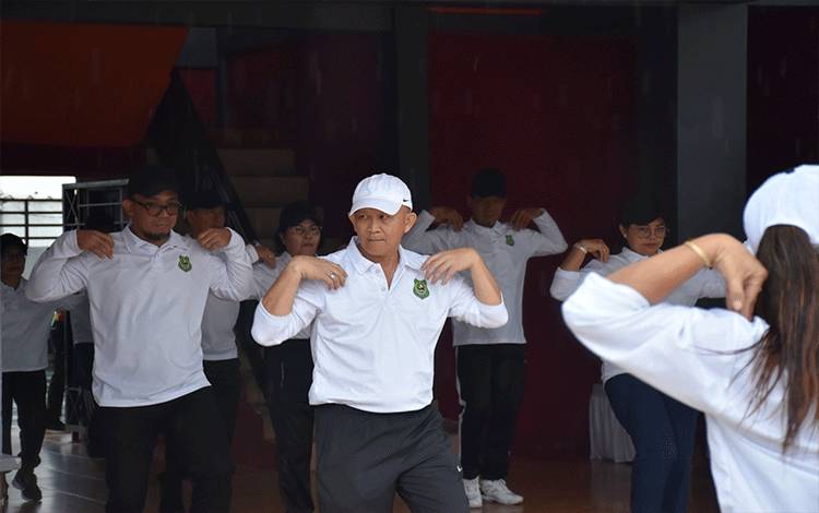 Sekda Kapuas, Septedy saat ikuti senam bersama meriahkan Hari Jadi ke-218 Kota Kuala Kapuas tahun 2024. (FOTO: IST)