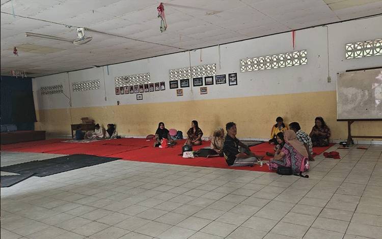 Masyarakat yang mengungsi di Posko pengungsian SDN 1 Langkai (Foto : PATHUR)