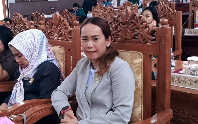 Anggota DPRD Gunung Mas Nomi Aprilia saat mengikuti rapat paripurna. (FOTO: RISKA YULYANA)