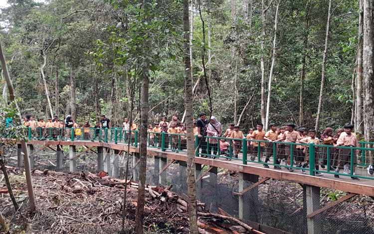 Nyaru Menteng Wisata Edukasi Anak Sekolah Mencintai Lingkungan