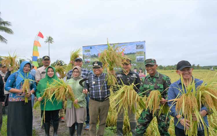 Hadiri Panen Padi di Tamban Catur, Ini yang Disampaikan Pj Bupati