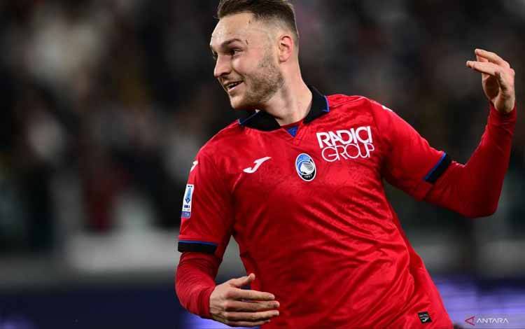 Gelandang Atalanta Teun Koopmeiners merayakan gol yang dicetaknya ke gawang Juventus pada pertandingan Liga Italia di Allianz Arena, Turin, Minggu (10/3/2024). (ANTARA/AFP/MARCO BERTORELLO)
