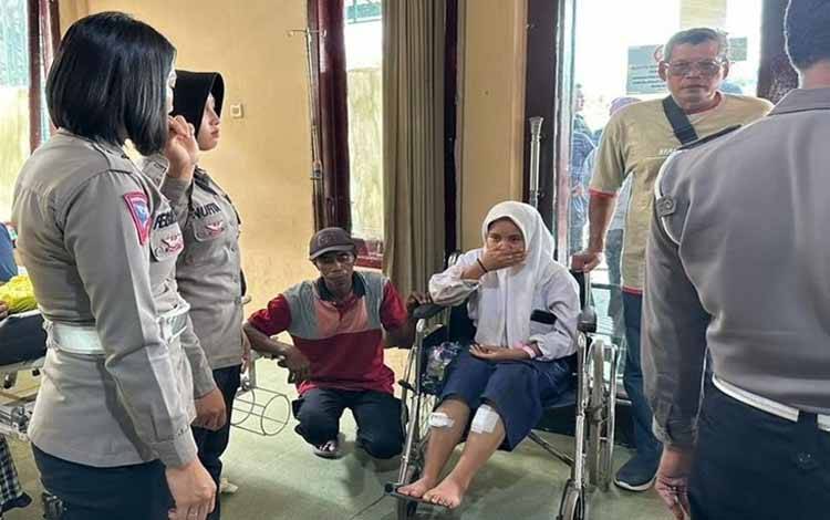 Sejumlah Polwan dari Polres Lamandau berikan trauma healing kepada korban kecelakaan lalu lintas. (FOTO : HENDI NURFALAH)