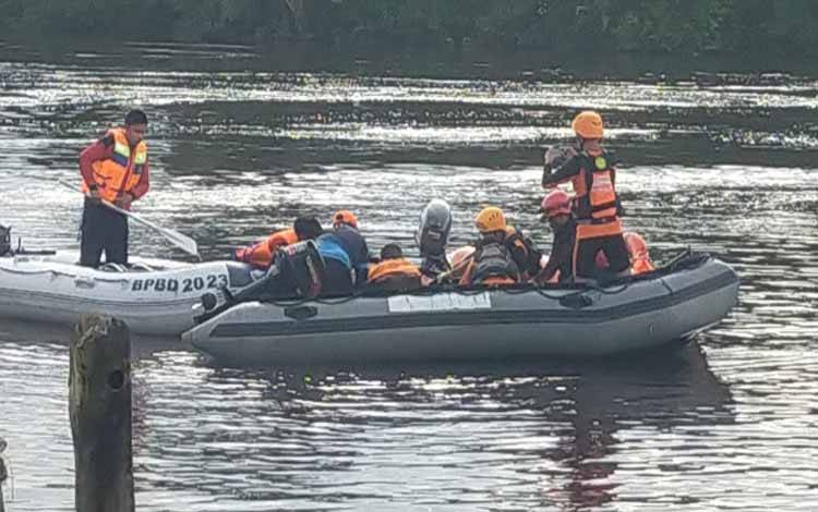Tim Gabungan dari Basarnas Kalteng saat hendak mengevakuasi jenazah korban tenggelam di Sungai Mentaya. (FOTO: IST)