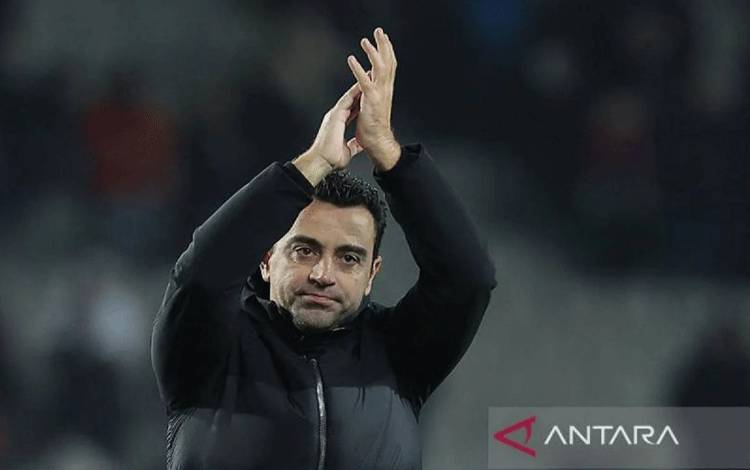 Pelatih Barcelona asal Spanyol Xavi bertepuk tangan di penghujung pertandingan Liga Spanyol antara FC Barcelona dan Club Atletico de Madrid di Estadi Olimpic Lluis Companys, Barcelona, Minggu (3/12/2023). (ANTARA/AFP/Lluis Gene/am)