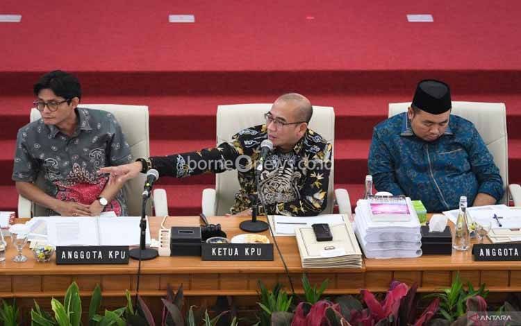 Ketua KPU Hasyim Asyari (tengah) didampingi dua Komisioner KPU Mochammad Afifuddin (kanan) dan August Mellaz (kiri) memimpin pleno rekapitulasi penghitungan surat suara Pemilu 2024 tingkat nasional untuk wilayah Sumatera Selatan di Gedung KPU, Jakarta, Minggu (11/3/2024). ANTARA FOTO/Aditya Pradana Putra/foc.