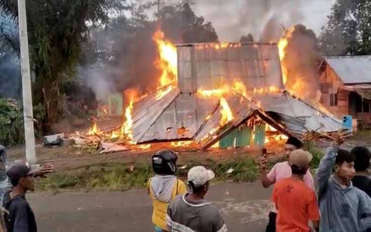 Suasana saat warga di Lampung Barat membakar kantor resor kehutanan TNBBS. (ANTARA/HO/Warga)