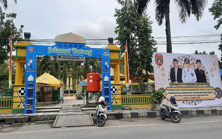 Salah satu lokasi pasar Ramadan di Alun - Alun Istana Kuning. (Foto : DANANG)