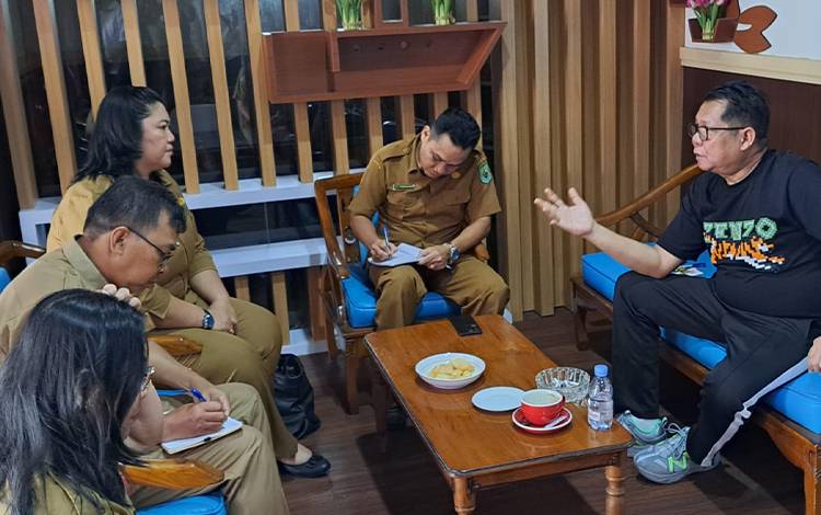 ?Kepala Dislutkan Provinsi Kalteng H. Darliansjah menerima kunjungan Kepala DKPP Kabupaten Kapuas Kusmiatie. (FOTO: IST)