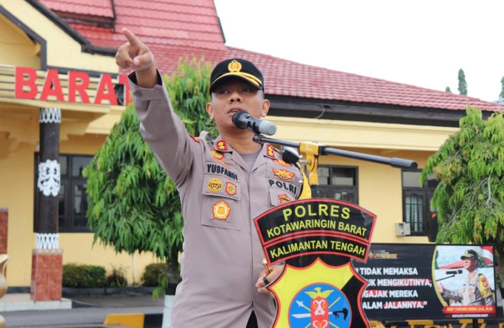 Kapolres Kobar AKBP Yusfandi Usman saat memberikan arahan kepada personelnya. (Foto : Polres Kobar)