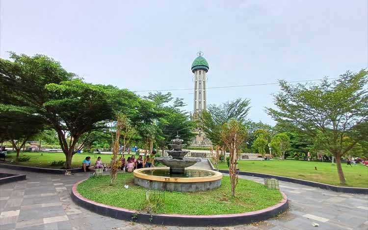Suasana sore hari di Taman Kota Sampit